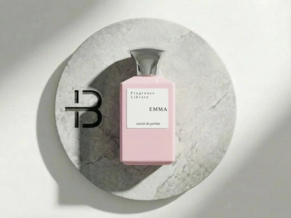 Luxus Damenparfum Flasche in Rosa mit silbernem Verschluss auf Marmorplatte, exklusive Duftnote