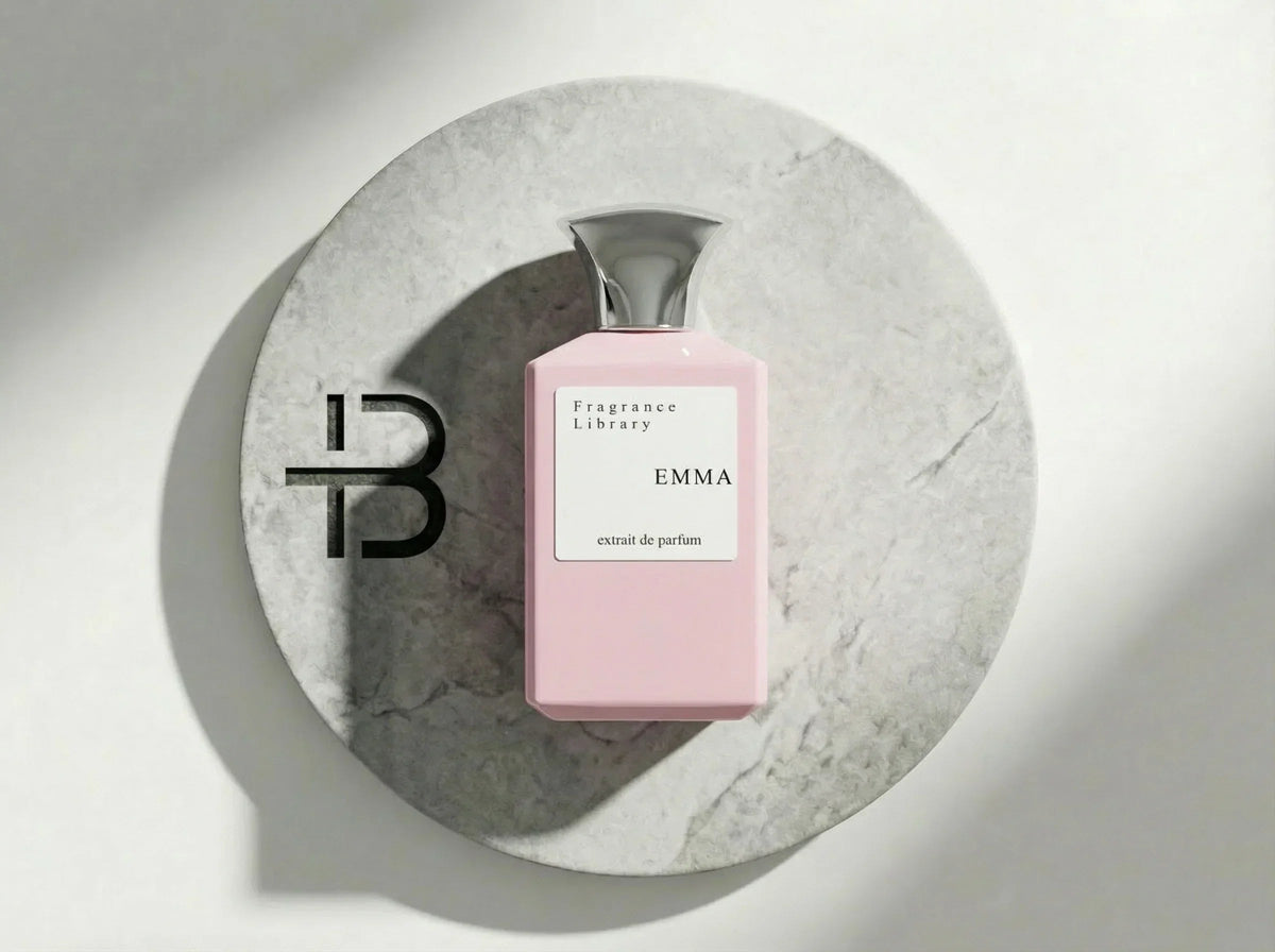 Rosa Flakon des Fragrance Library Emma Extrait de Parfum auf einem Marmorteller.