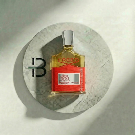 Creed Viking Eau de Parfum Flakon auf rundem Marmor-Tablett, luxuriöses Parfum