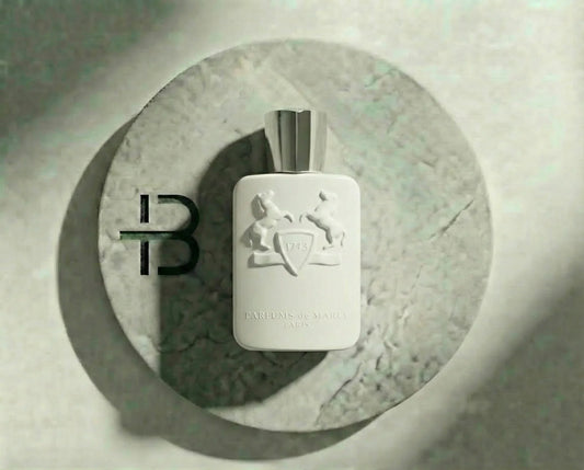 Edles weißes Parfumflakon mit Relief-Logo, stehend auf Marmorplatte, luxuriöser Look