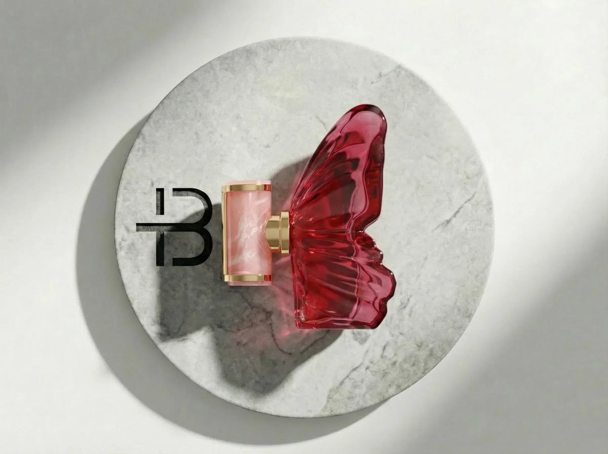 Carolina Herrera La Bomba Eau de Parfum Flakon in roter Schmetterlingsform auf Marmoruntergrund.