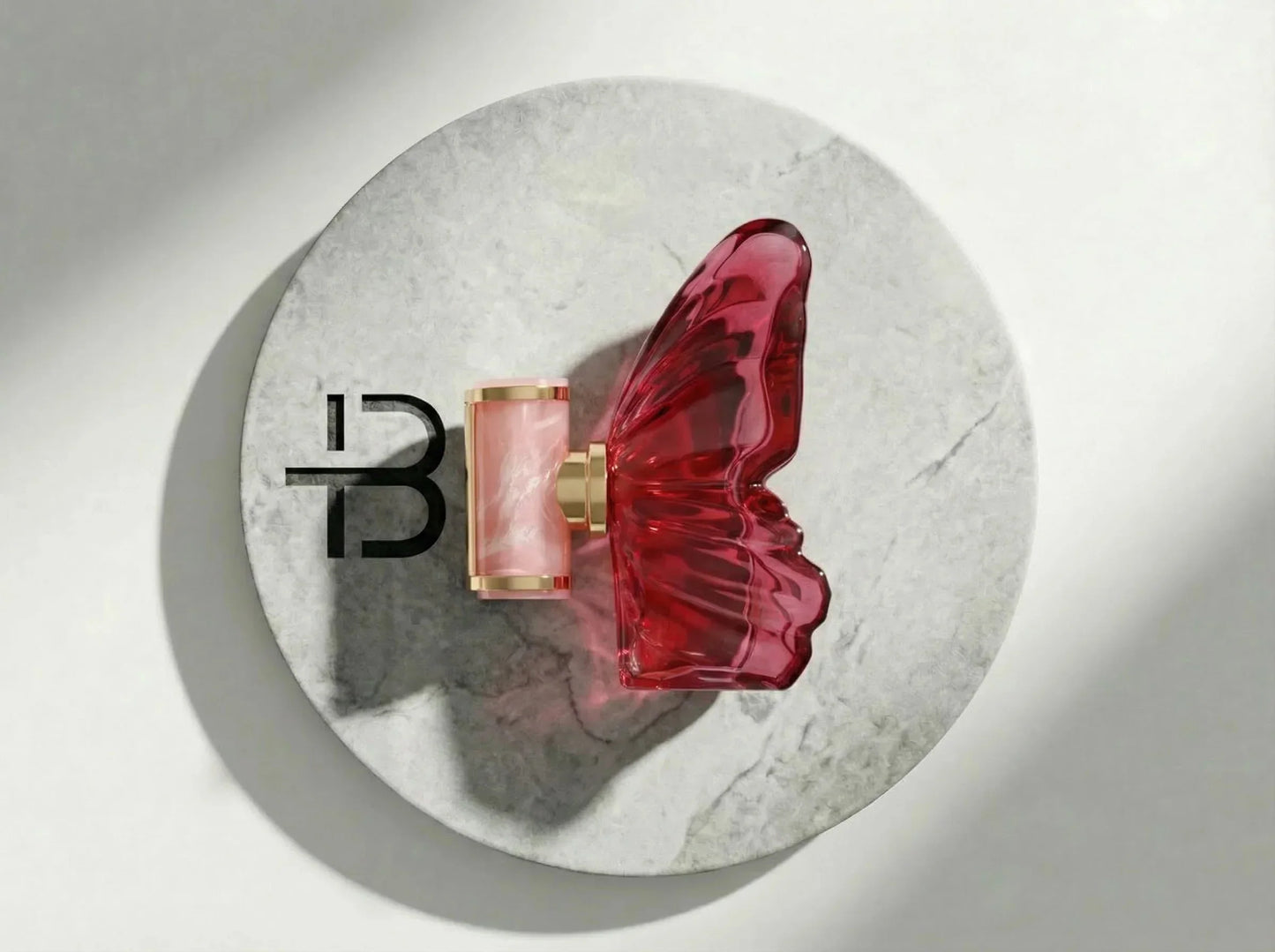 Luxus Parfumflakon in Schmetterlingsform, rot, auf hellem Marmorteller, edles Design