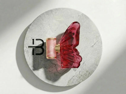 Luxus Parfumflakon in Schmetterlingsform, rot, auf hellem Marmorteller, edles Design