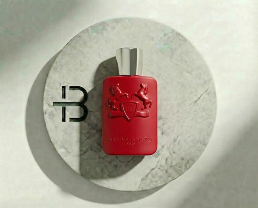 Rotes Luxusparfum-Flakon mit geprägtem Pferdemotiv auf Marmorplatte, elegantes Design