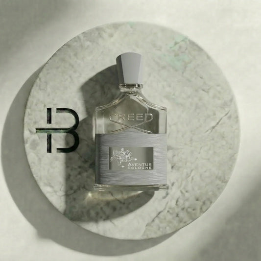 Luxusparfum Flakon Creed Aventus Cologne auf rundem Marmortablett, stilvolle Präsentation