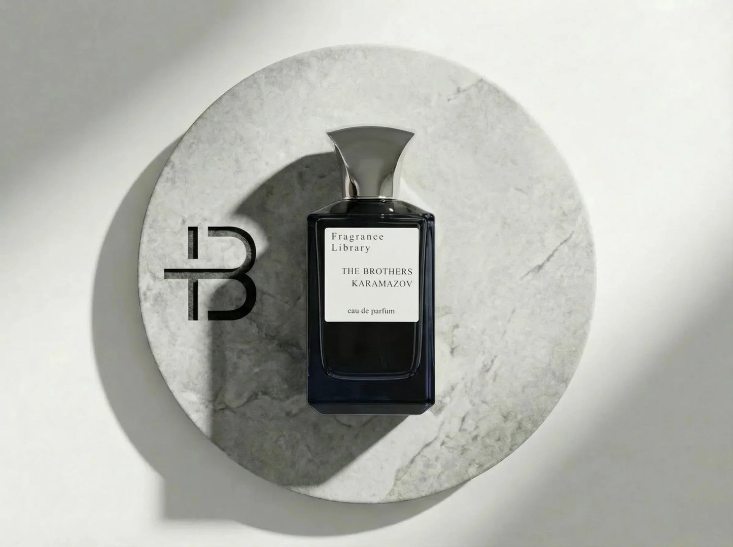 Edles Parfumflakon The Brothers Karamazov auf rundem Stein, moderner Luxusduft für Herren