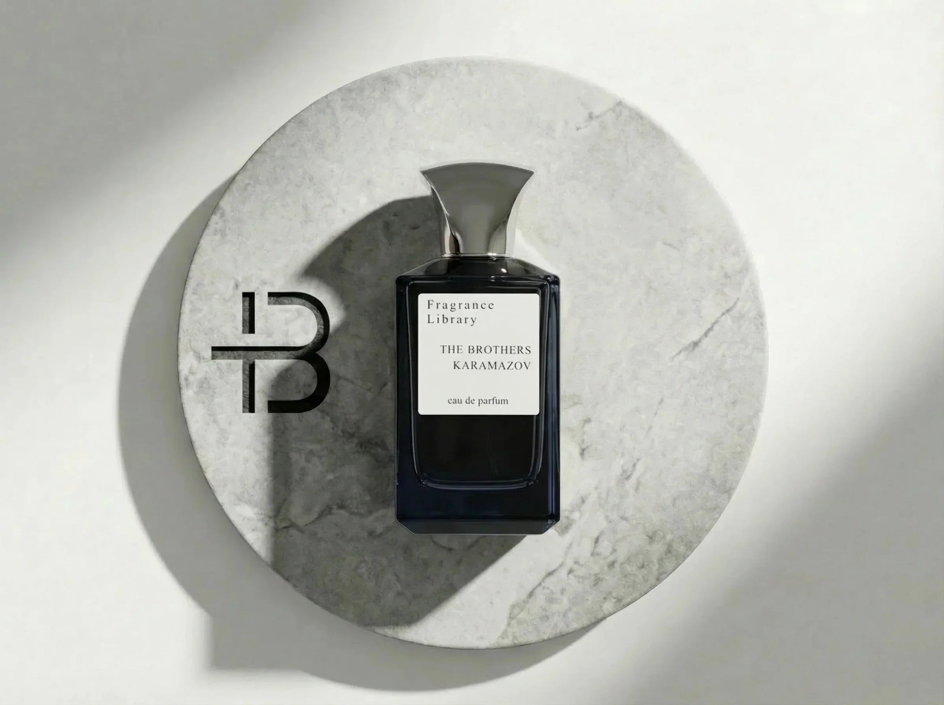 Edles Parfumflakon The Brothers Karamazov auf rundem Stein, moderner Luxusduft für Herren