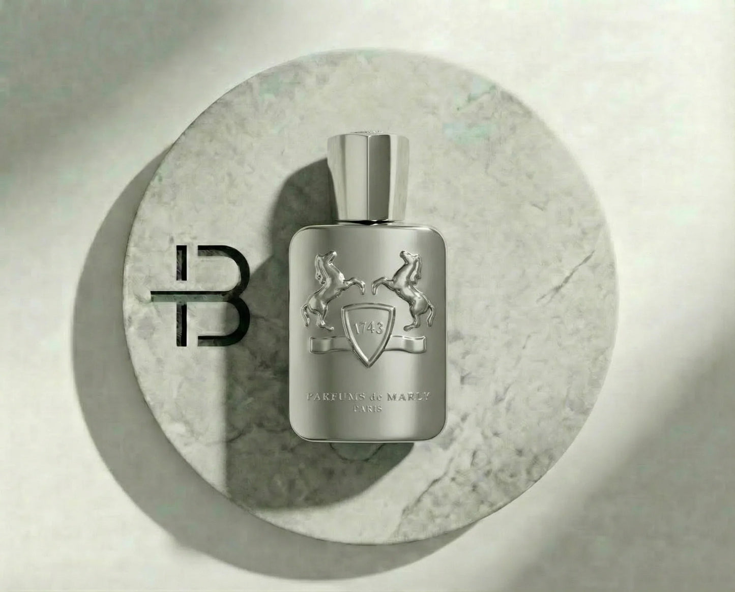 Edles silbernes Parfumflakon mit Relief und stilvollem Verschluss auf hellem Marmorsockel