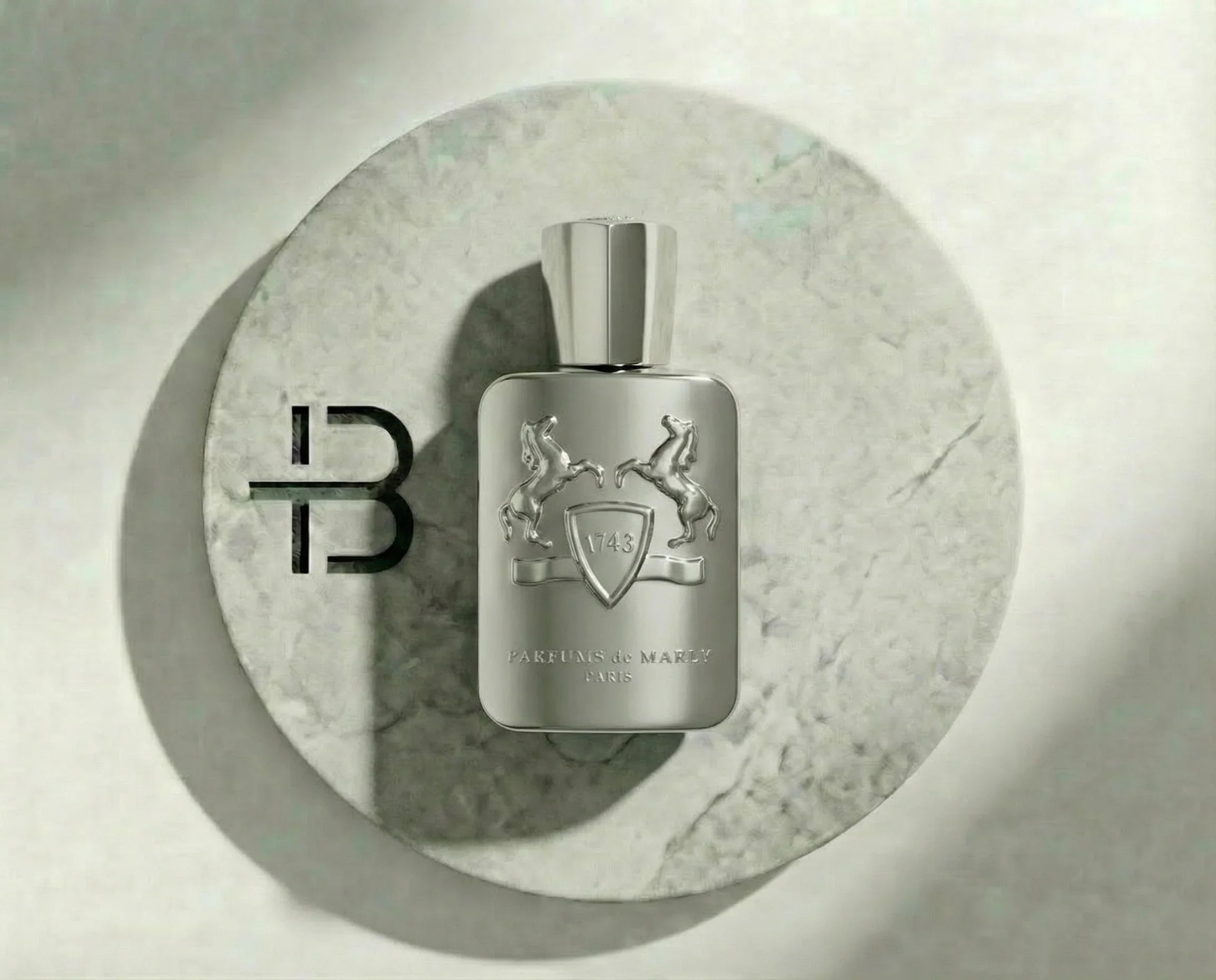 Edles silbernes Parfumflakon mit Relief und stilvollem Verschluss auf hellem Marmorsockel