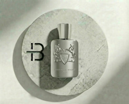 Edles silbernes Parfumflakon mit Relief und stilvollem Verschluss auf hellem Marmorsockel