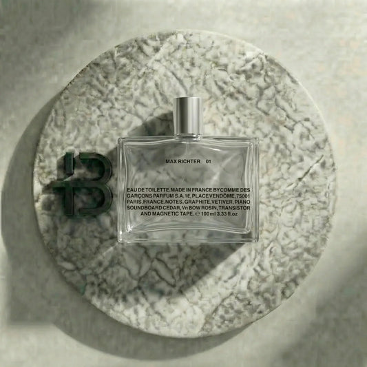Luxus Eau de Toilette Max Richter 01 Flakon auf rundem Marmor-Untergrund, exklusives Parfum