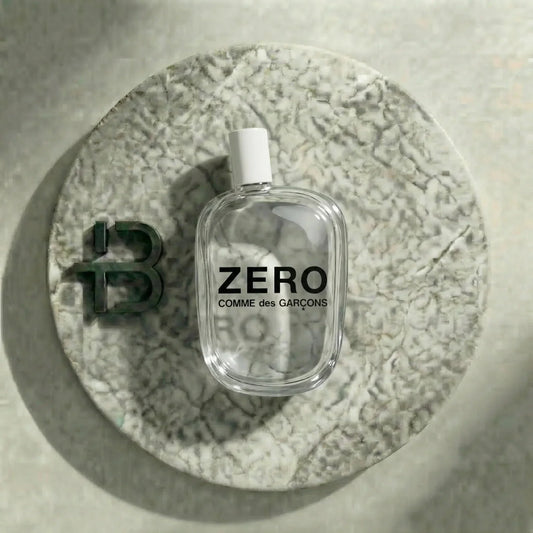 Transparente Parfumflasche Zero Comme des Garçons auf rundem Marmortablett, moderner Look