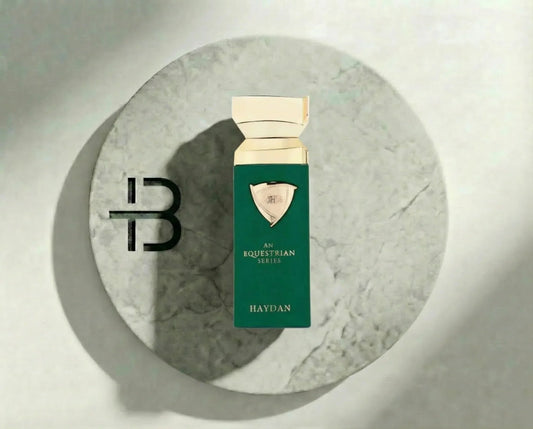 Edles Parfumflakon in Grün mit goldener Kappe, Haydan An Equestrian Series, auf Marmorteller