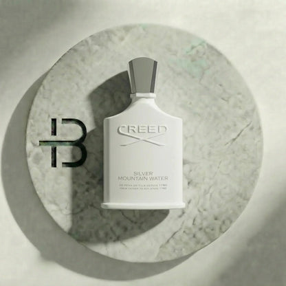 Weißer Flakon Parfum Silver Mountain Water auf rundem Marmorsockel, luxuriöses Design