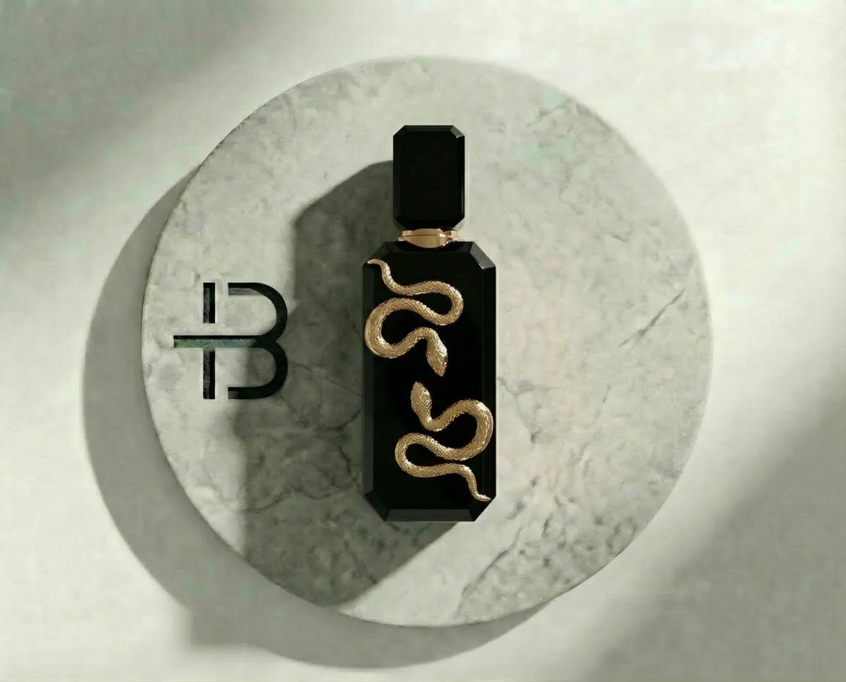 Schwarzer Flakon von French Avenue Veneno Eau de Parfum mit goldenen Schlangen-Ornamenten.