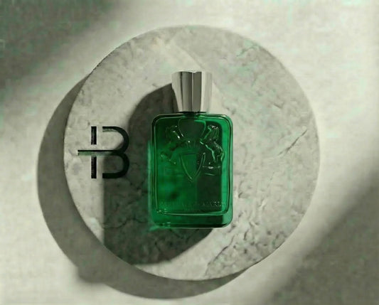 Grüner Parfumflakon mit silbernem Deckel auf Marmorplatte, edles Luxusparfum, Schatten