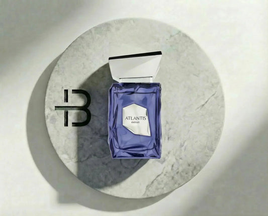 Luxusparfum-Flakon Atlantis Extrait in lila Glasflasche auf rundem Marmortablett