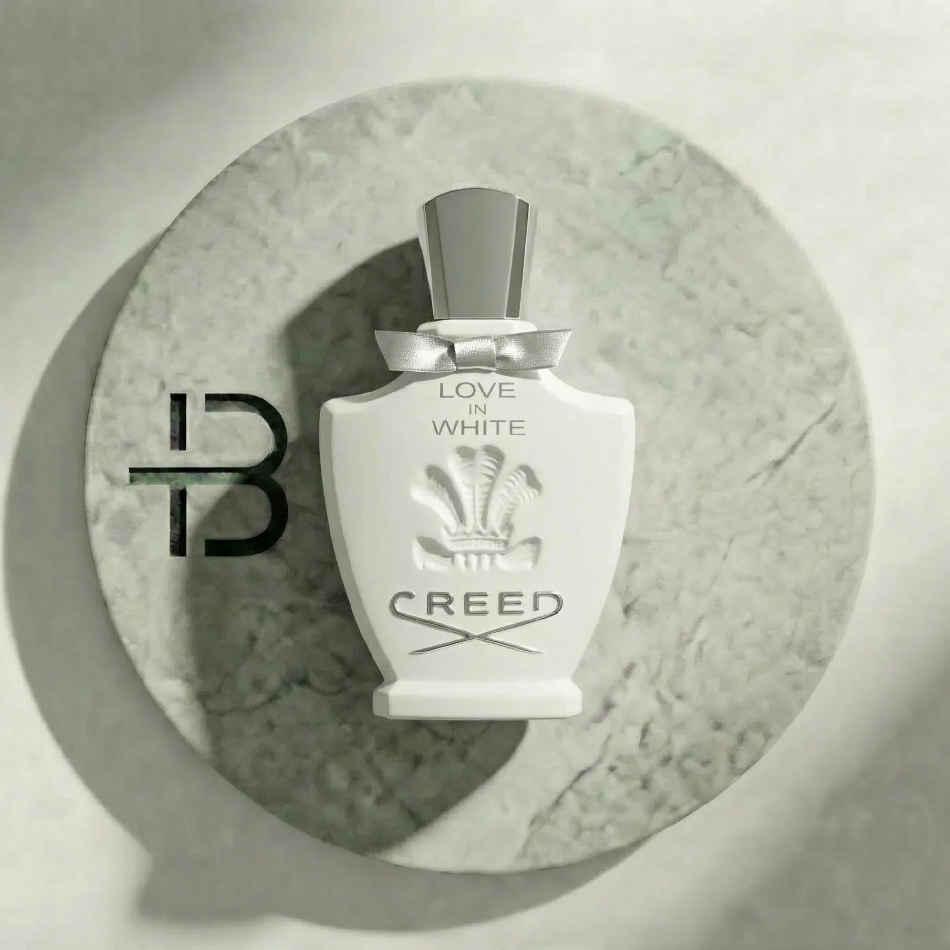 Luxus Damenparfum Flakon in Weiß, Creed Love in White, auf Marmorteller dekoriert