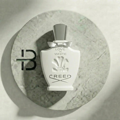 Luxus Damenparfum Flakon in Weiß, Creed Love in White, auf Marmorteller dekoriert