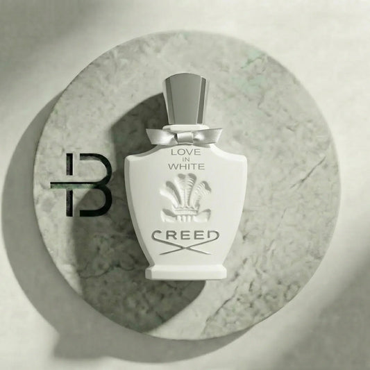 Luxus Damenparfum Flakon in Weiß, Creed Love in White, auf Marmorteller dekoriert