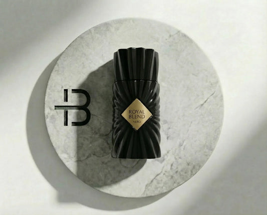 Luxusparfum ROYAL BLEND NERO Flakon in Schwarz mit goldener Etikett auf Marmorplatte