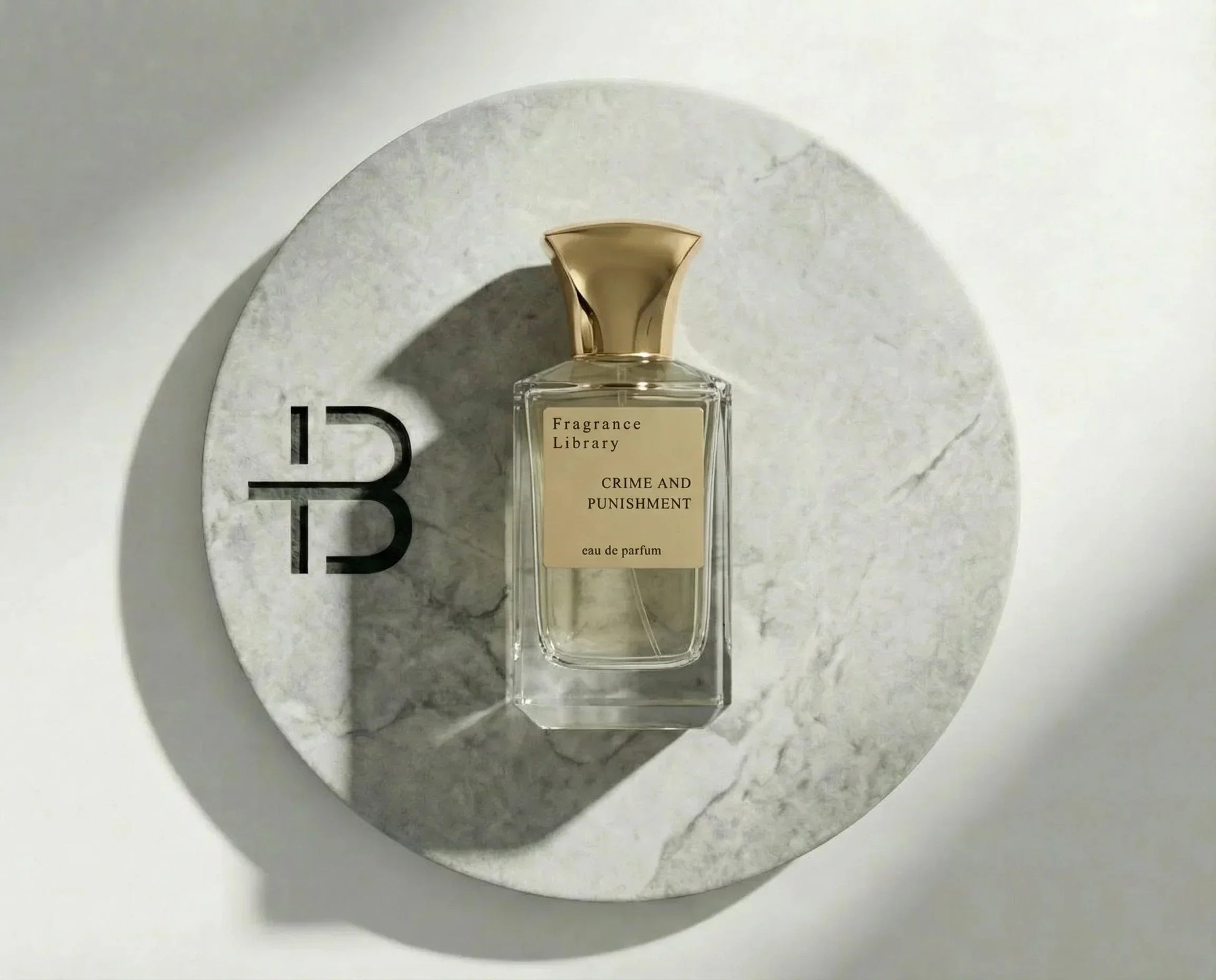 Luxusparfum Flakon mit goldener Kappe auf Marmorteller, edles Eau de Parfum für Damen und Herren