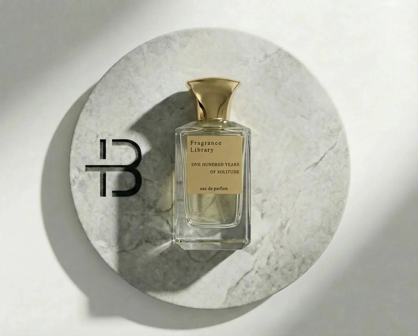 Luxusparfum Flakon auf Marmorscheibe mit goldener Kappe, Fragrance Library One Hundred Years of Solitude