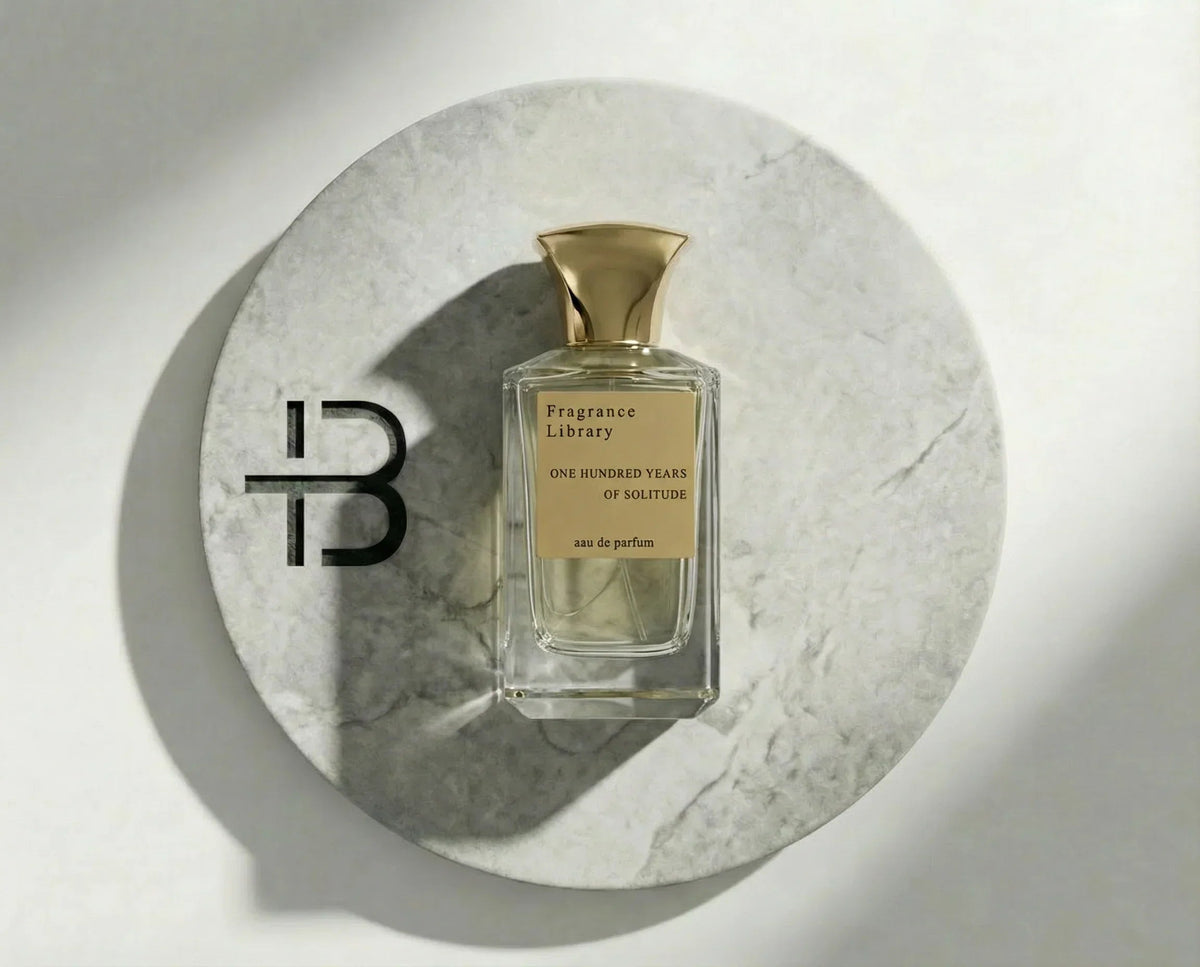 Fragrance Library One Hundred Years Of Solitude Eau de Parfum Flakon auf Marmoruntergrund.