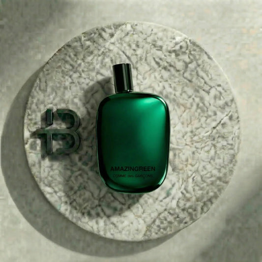Grüne Parfumflasche Comme des Garçons Amazingreen auf hellem Steinteller, elegantes Design