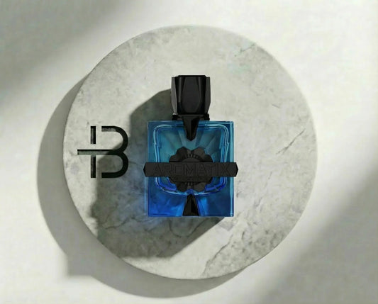 Luxuriöses, eckiges Parfumflakon in Blau auf Marmor-Hintergrund, moderner Look