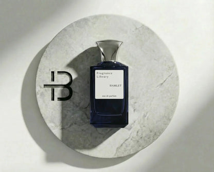Hamlet Eau de Parfum Flakon auf hellem Marmorteller, moderner Luxusduft für Damen und Herren
