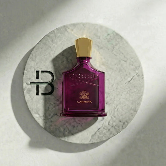 Luxusparfum Flakon in Lila mit goldener Kappe, auf rundem Marmortablett, Damenparfum