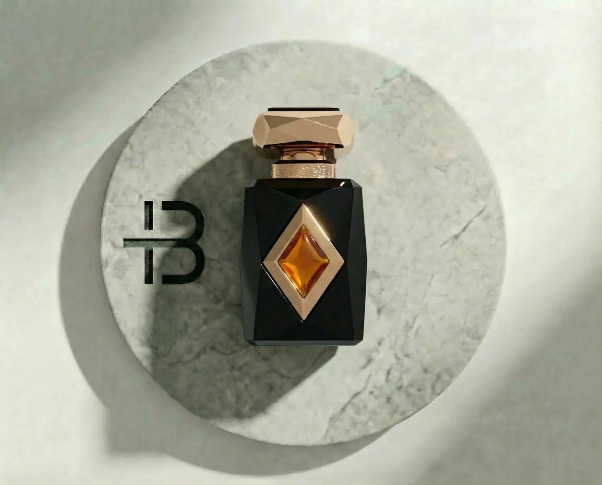 Luxuriöses Parfumflakon in Schwarz und Gold mit geometrischem Design, stilvoll präsentiert