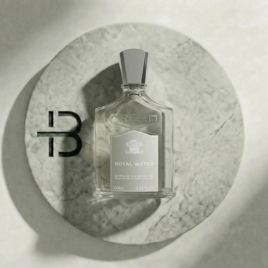 Luxusparfum Flakon Royal Water auf rundem Marmor-Tablett, elegantes Damen- und Herrenparfum