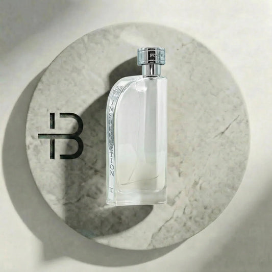 Eleganter, transparenter Parfumflakon auf rundem Marmorpodest, Luxusduft für Damen und Herren.