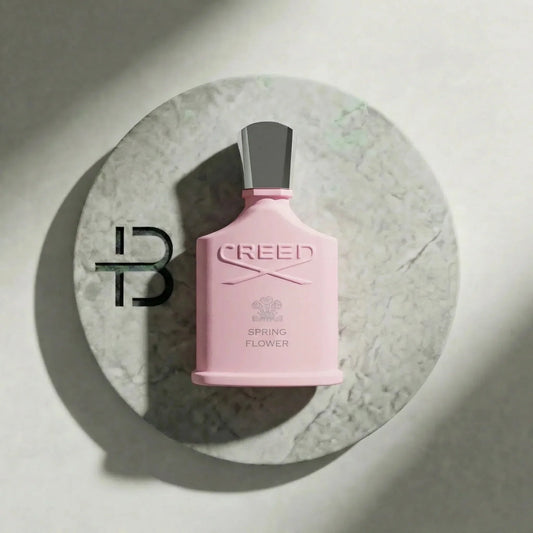 Rosa Creed Parfümflasche Spring Flower auf rundem Marmortablett im Sonnenlicht