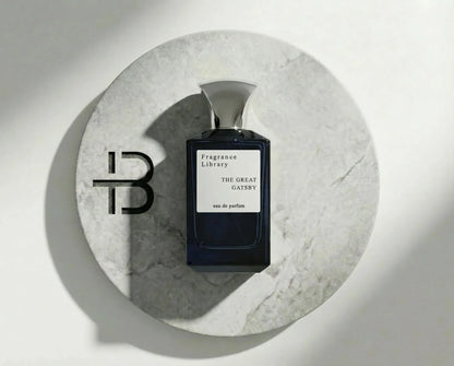 Luxusparfum-Flakon THE GREAT GATSBY auf rundem Marmortablett, edles Design, Eau de Parfum