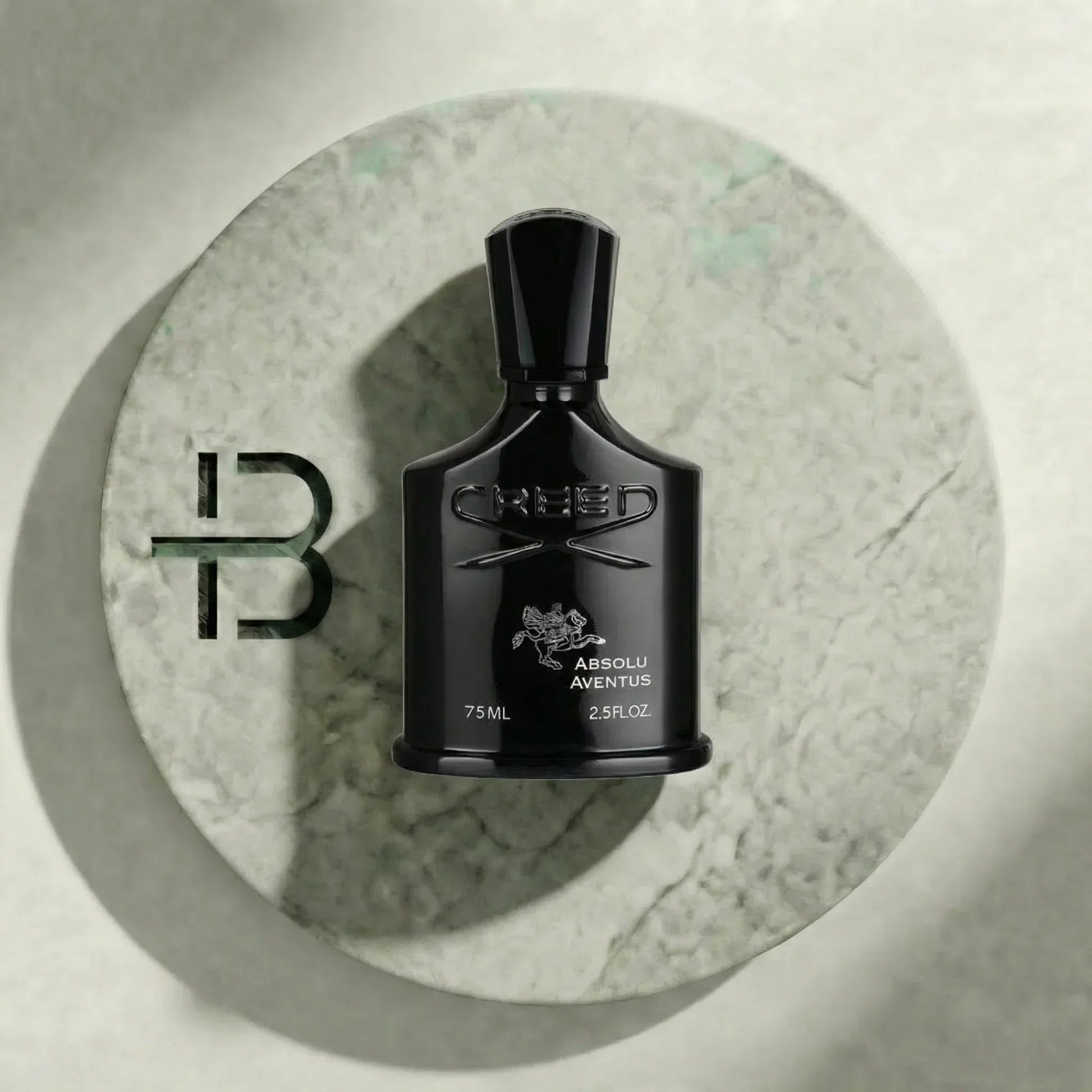 Elegante schwarze Parfumflasche Creed Absolu Aventus auf rundem Marmortablett