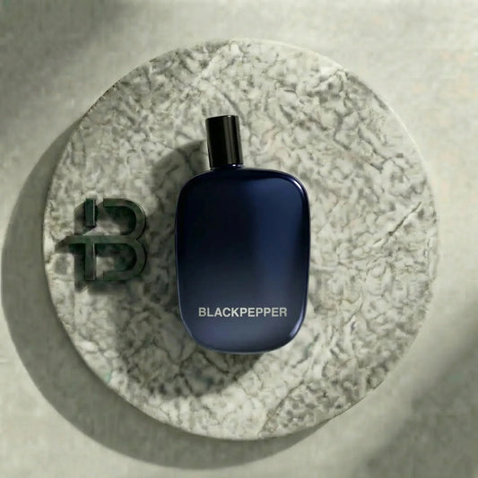 Edles Parfumflakon BLACKPEPPER auf rundem Marmoruntergrund, minimalistisches Design