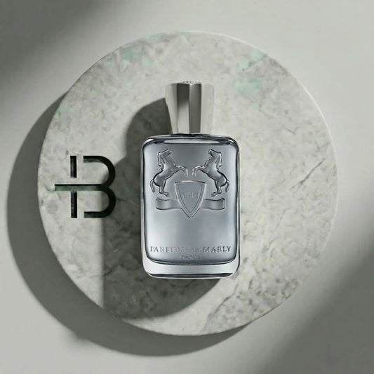 Luxusparfum-Flakon aus Glas mit geprägten Pferdemotiven auf Marmorsockel, elegantes Design