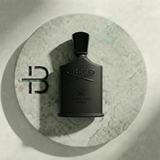 Luxusparfum Flakon CREED Green Irish Tweed auf hellem Marmorteller, edles Design, Herrenduft