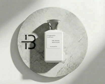 Luxus Parfumflasche auf rundem Marmortablett, Beschriftung The Magic Mountain, elegante Optik