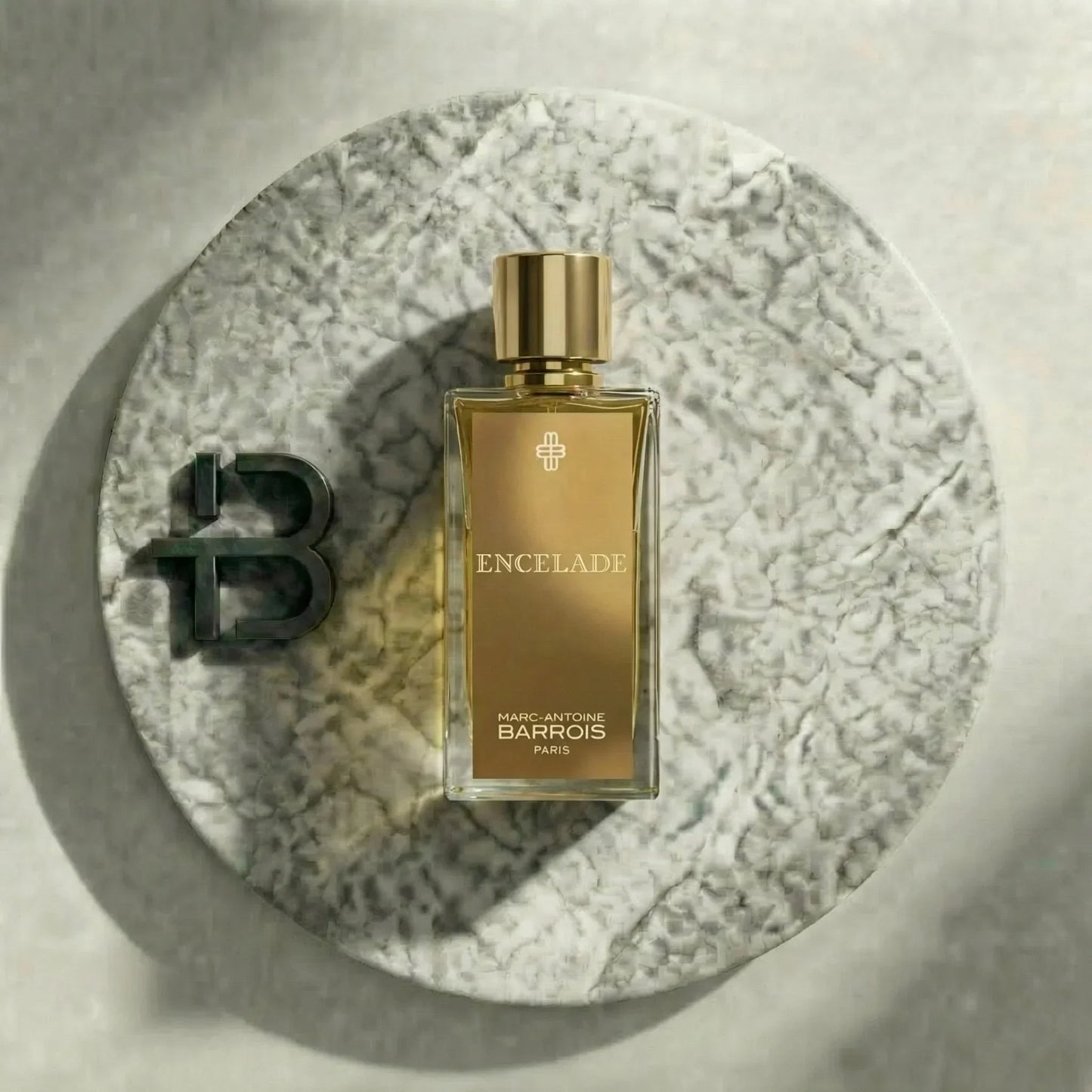 Luxusparfum Flakon Encelade auf rundem Marmortablett, elegantes Design, goldene Details