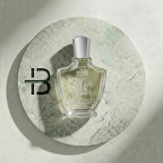 Luxusparfum Flakon auf rundem Marmortablett, Aufschrift Creed Love in White for Summer