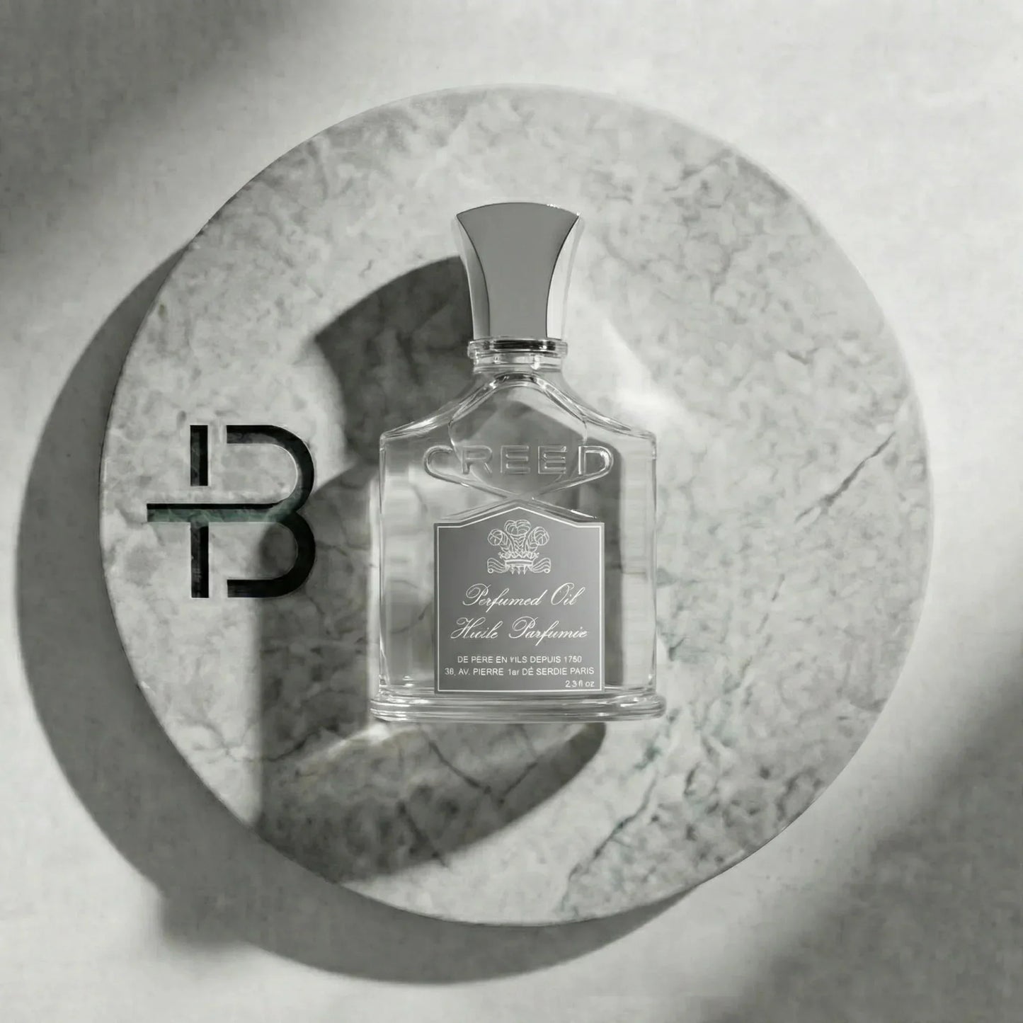 Luxus Parfumflasche auf hellem Marmorhintergrund, elegantes Design, exklusives Damen- oder Herrenparfum