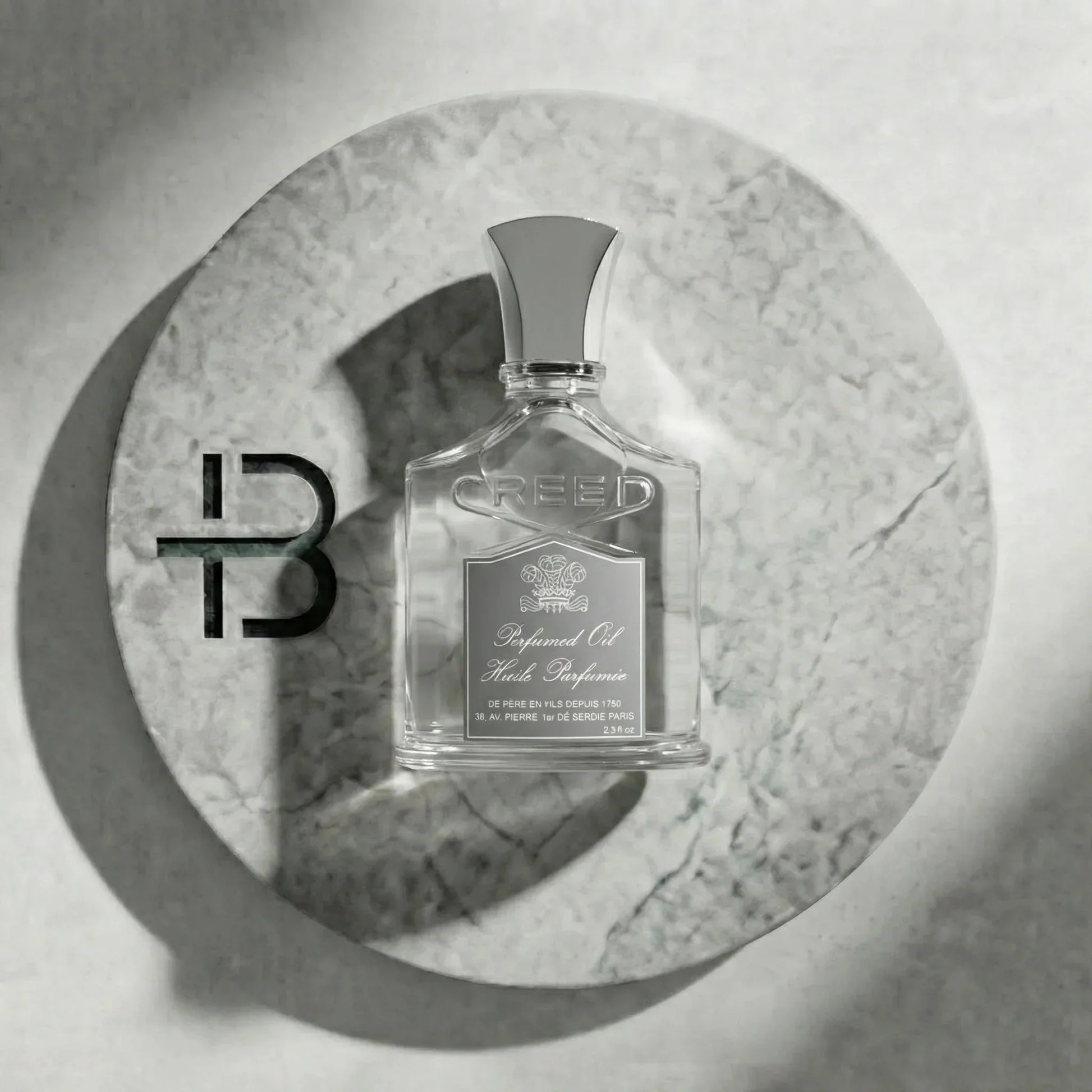 Luxus Parfumflasche auf hellem Marmorhintergrund, elegantes Design, exklusives Damen- oder Herrenparfum