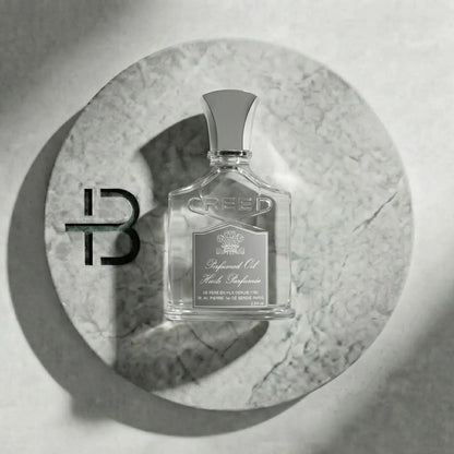 Luxus Parfumflasche auf hellem Marmorhintergrund, elegantes Design, exklusives Damen- oder Herrenparfum