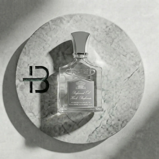 Luxus Parfumflasche auf hellem Marmorhintergrund, elegantes Design, exklusives Damen- oder Herrenparfum