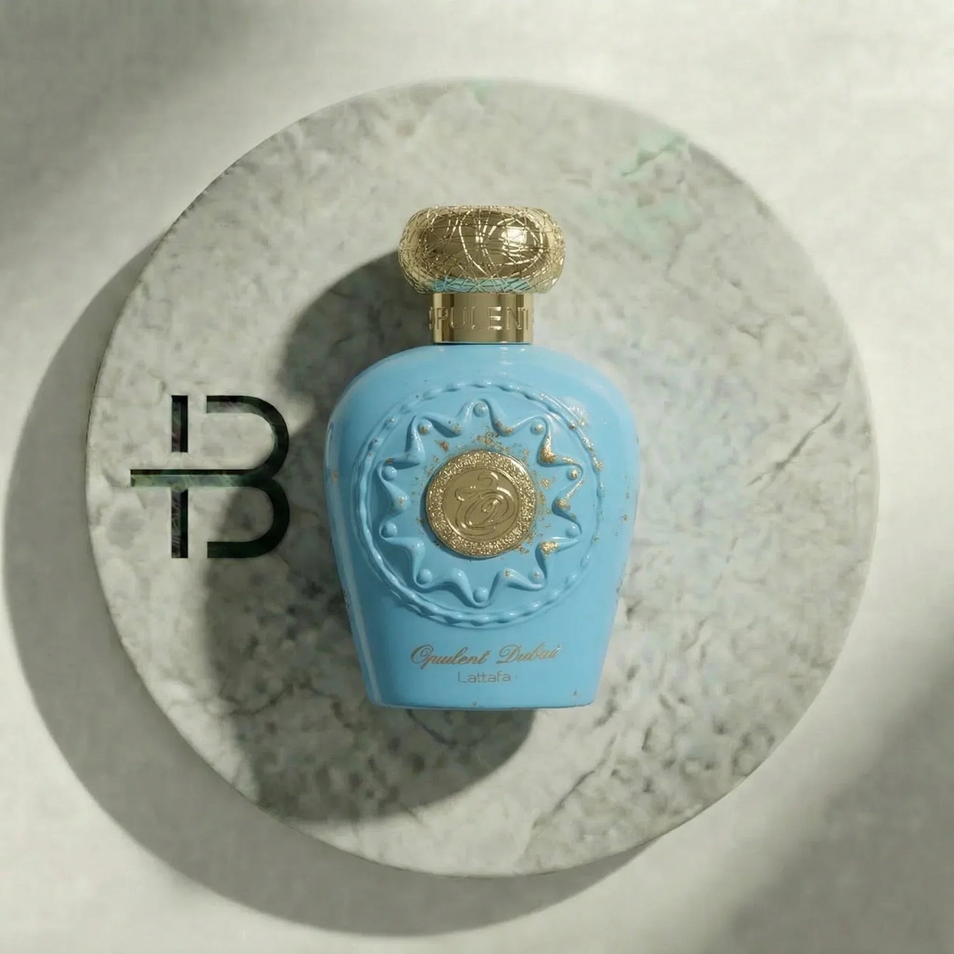 Luxus Parfumflakon in Hellblau mit goldener Verzierung auf Marmorteller, Opulent Duft