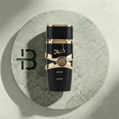 Luxuriöses schwarzes und goldenes Parfumflakon von Lattafa Asad auf Marmorteller, Unisexduft